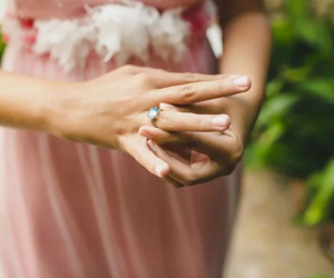 Vừa nghe mẹ chồng đọc 4 nội quy nhà chồng, nàng dâu đã tháo nhẫn cưới chạy vội nhưng lại bất ngờ được khách mời rần rần vỗ tay