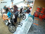 Người phụ nữ đi xe máy 'càn quét' siêu thị khiến nhiều người hoảng hốt