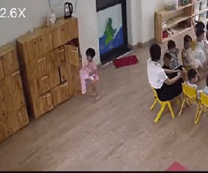 Đang ngồi học, bé gái mầm non bất ngờ rời chỗ ngồi và hành động tiếp theo khiến cô giáo ngạc nhiên