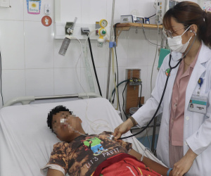 Vụ 3 anh em ở TP.HCM bị ngộ độc: Thêm một trẻ suy hô hấp phải thở máy