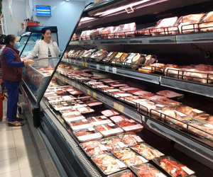 Nhập về ồ ạt, thịt ngoại siêu rẻ 'cướp sân', đè bẹp hàng nội