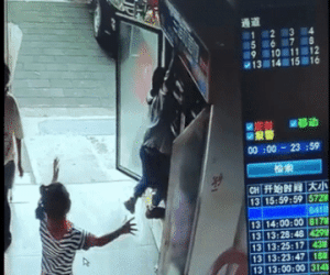 Clip: Bị tủ lạnh đè trúng người, cậu bé thoát chết trong gang tấc