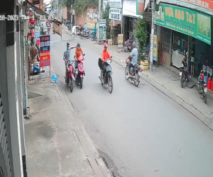 Clip: Bàng hoàng nhìn theo tên cướp giật dây chuyền, người phụ nữ bị xe máy đè cả lên người