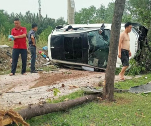 Ô tô Land Rover chở 4 người lao lên vỉa hè, tông cây xanh bật gốc rồi nhào lộn