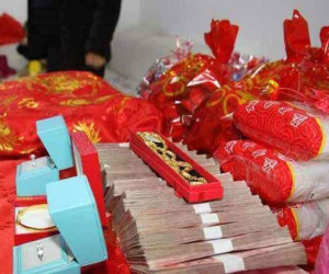 Cô dâu không chịu lên xe hoa vì sính lễ thiếu 30 triệu, chú rể uất ức cắn lưỡi tự tử