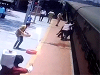 Kinh hoàng bé trai lọt xuống đường ray tàu hỏa khi cố chạy theo đoàn tàu