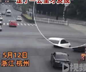 Đeo tai nghe đi xe máy, ông bố đánh rơi con trên đường lúc nào không hay