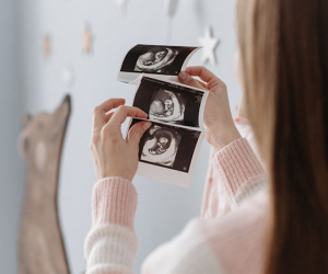 Con dâu báo tin mang thai, mẹ chồng đòi xét nghiệm ADN
