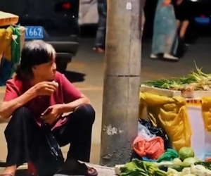 Rơi nước mắt hình ảnh cụ bà mưu sinh bán rau, hướng mắt nhìn bạn trang lứa đang tập thể dục