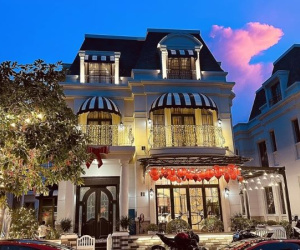 'Nữ đại gia Quận 7' khoe cảnh tượng đám mây hồng trên biệt thự tuyệt đẹp, chồng hé lộ bàn ăn sặc mùi tiền