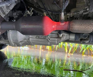 Ống xả ô tô đỏ rực như mồi lửa sắp cháy, nguy hiểm rình rập trong mùa nắng nóng