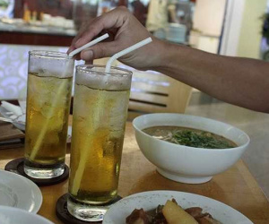 Cốc trà đá hơn 100.000 đồng ở sân bay Nội Bài gây tranh cãi