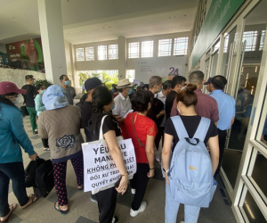 Hàng trăm khách hàng mua bảo hiểm tiếp tục đến trụ sở Manulife khiếu nại
