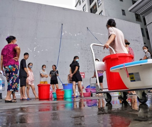 Hà Nội cắt nước sạch giữa nắng nóng: Dân bỏ tiền mua, kiện được không?