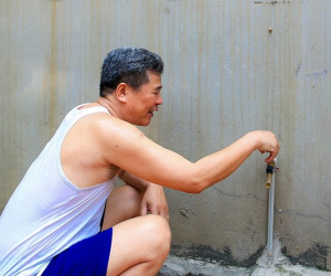 Hàng nghìn hộ dân ở Hà Nội bị cắt nước sạch giữa những ngày nắng nóng gay gắt