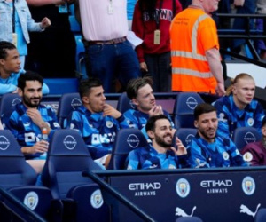 Chùm ảnh Man City nâng cúp Ngoại hạng Anh: Chiến công rực rỡ, kỳ tích sánh ngang MU