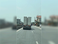 Kinh hãi với những khối bê tông 'đung đưa' trên chiếc xe container