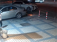 Tung tăng bước ra vỉa hè chơi đùa, bé gái hoảng hốt khi nghe thấy tiếng động lạ sau lưng