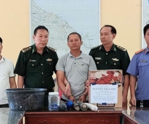 Bắt đối tượng vận chuyển lượng lớn mìn và thuốc nổ