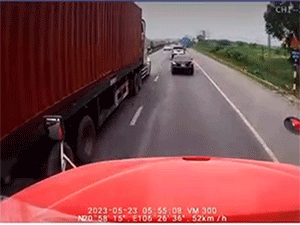 Xe con nhận cái 'kết đắng' khi tạt đầu container