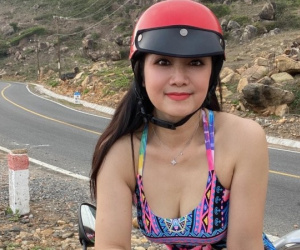 Tiểu thư 'Lá ngọc cành vàng' thập niên 90, U60 ăn mặc phóng khoáng, lộ cặp chân thon như thiếu nữ