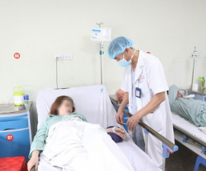 Cài kim vào váy cưới trong đêm động phòng, cô dâu bị kim đâm xuyên mông