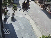 Xe nâng hóa 'sát thủ' khiến người đi xe máy gặp tai nạn