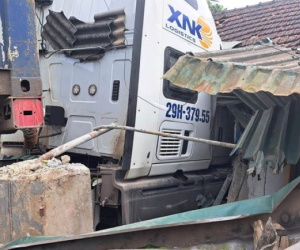 Container bất ngờ lao vào nhà dân, tông gãy chân người phụ nữ đang ngồi ăn cơm