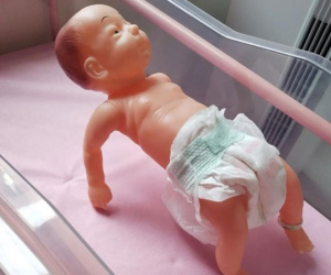 Tham gia lớp học tiền sản, người mẹ gen Z gây hoảng với loạt tư thế lạ