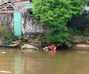 Hình ảnh bố khóc nghẹn, ôm thi thể con trai học lớp 1 bị chết đuối ở con sông trước nhà khiến nhiều người xót xa