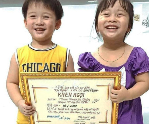 'Đốn tim' nụ cười trong veo của 2 em bé khi nhận giấy khen từ ông ngoại với các thành tích cực đặc biệt