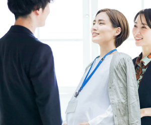 Kỳ lạ công ty bắt nhân viên nữ phải luân phiên mang thai