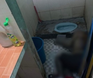Ngửi thấy mùi hôi, đi kiểm tra phát hiện một người chết trong nhà vệ sinh