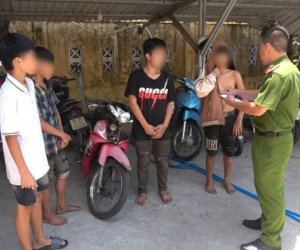 Điều khiển xe máy vừa trộm cắp, 4 thiếu niên tông vào CSGT