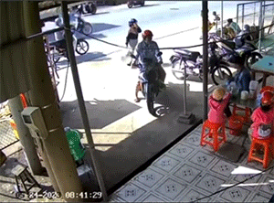 Dừng xe ven đường, người đàn ông bỗng đổ gục khi bị xe ba gác 'tác động' từ phía sau