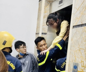 4 học sinh mắc kẹt, hoảng loạn kêu cứu trong thang máy