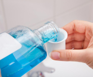 Vì sao dùng nước súc miệng lại dính nồng độ cồn?