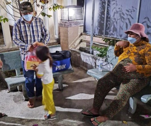 Vợ chồng thai phụ cùng con gái 4 tuổi bị xe khách bỏ rơi giữa đường