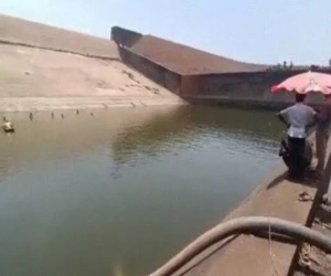 Quan chức Ấn Độ hút cạn hồ chứa 2 triệu lít nước để tìm điện thoại
