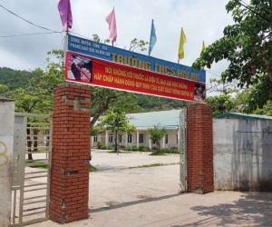 Học xuất sắc, nam sinh 'bật khóc' trên bục giảng vì không có giấy khen