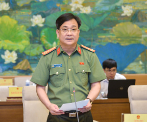 Đề nghị Phó Chủ tịch Quốc hội phụ trách quốc phòng an ninh mang hàm đại tướng