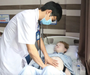 Thường xuyên ăn tương ớt, bé trai bị chảy máu dạ dày