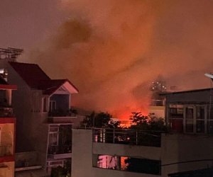 Ngôi nhà bốc cháy lúc nửa đêm, 3 người thương vong
