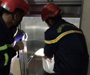 Cảnh sát dùng xà beng cạy thang máy, giải cứu 2 người mắc kẹt