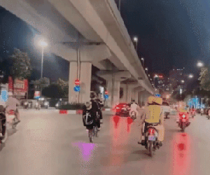 Video: 'Quái xế' bốc đầu xe máy trước mặt CSGT Hà Nội khiến nhiều người phẫn nộ