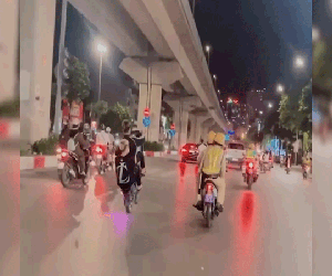 Hai thanh niên lạng lách, bốc đầu xe máy trước mô tô CSGT ở Hà Nội