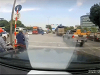 Tạt đầu xe vào đúng điểm mù, xe con nhận kết cục khiến tài xế 'toát mồ hôi hột'