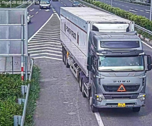 Xe container chạy lùi trên cao tốc