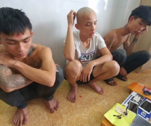 Ba thanh niên nghiện ngập, đập kính hàng loạt ô tô đậu ngoài đường để trộm đồ