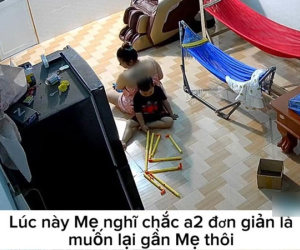 Thấy mẹ ngồi bế em, cậu bé đang chơi một mình vội quay ra ngồi tựa vào lưng mẹ, câu nói sau đó khiến người mẹ rơi nước mắt